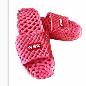 NWT Summer Super Soft and Comfortable Slippers